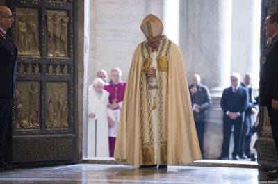 Pope_Francis_prays_after_opening_the_Holy_Door_in_St_Peters_Basilica_Dec_8_2015_launching_the_extraordinary_jubilee_of_mercy_Credit_LOsservatore_Romano_CNA